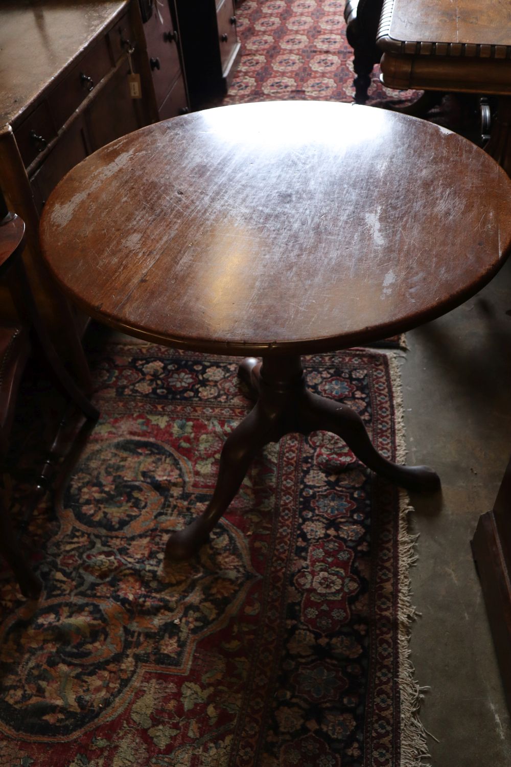 A George III mahogany tilt-top occasional table on tripod base (top repaired), diameter 77cm